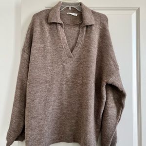 Barely worn Mango sweater polo oversized!